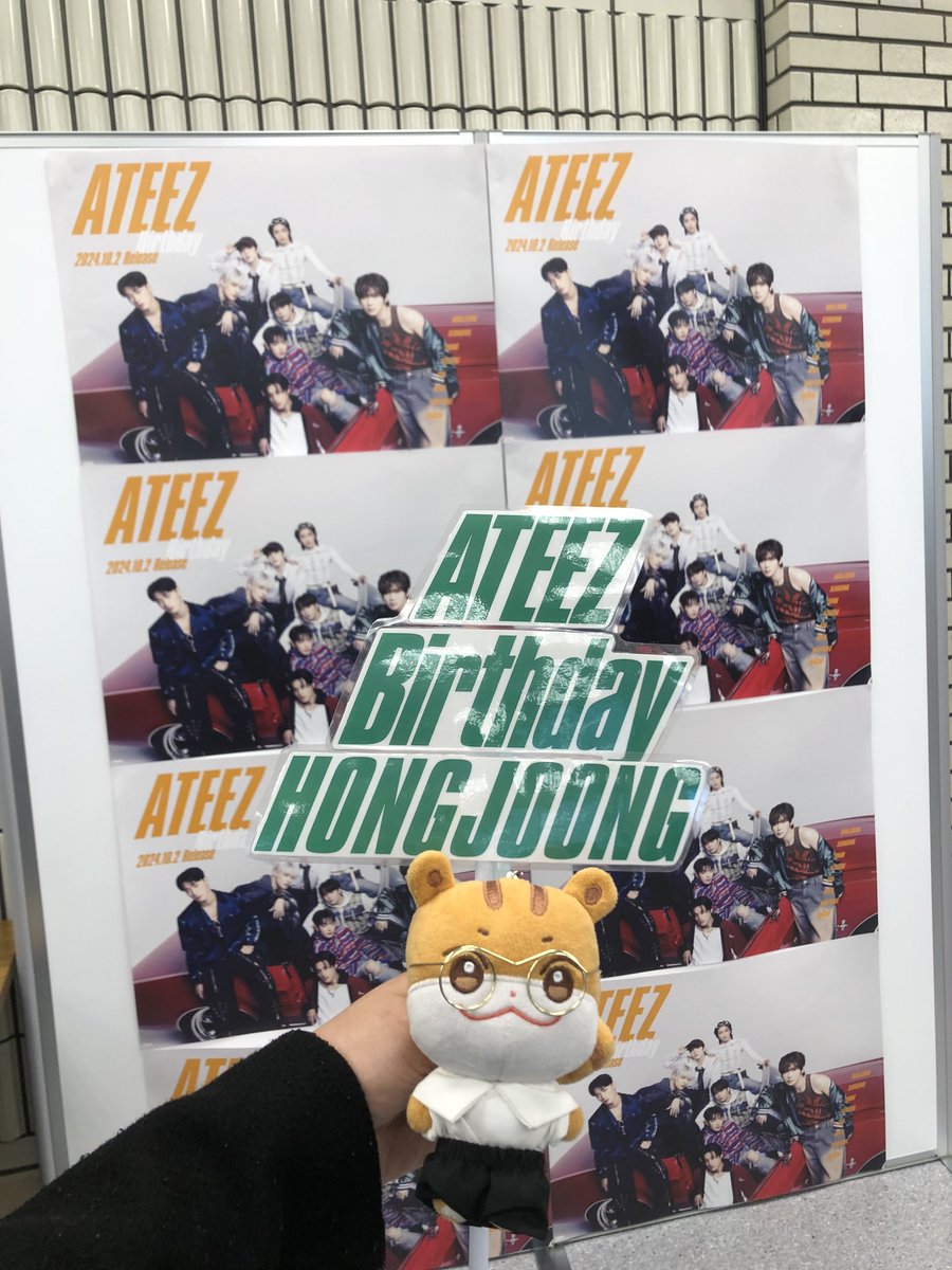 ItsMe_Ruu08's tweet photo. All members farewell party event 

Them say hello one by one while waving their hands..

Me: hello.. otsukaresamadesu.. thank you so much..

Meanwhile Captain keep looking at me while smiling like I’m a weirdo 🤣
(because he literally saw me since i standing in front of two members before him and two members after him)
(Maybe because I’m the only one that say that at that time😅)
(Or maybe he remember me?? Maybe?? 🥹)
And the last member that waving hands is Mingi.. He saw my namecard n caught me red handed for having Hongjoong’s merchs hanging all over my bag 🫣🙇‍♀️
(I put them all inside my bag while doing hightouch with Mingi before to respect him 🥹)

#ATEEZ