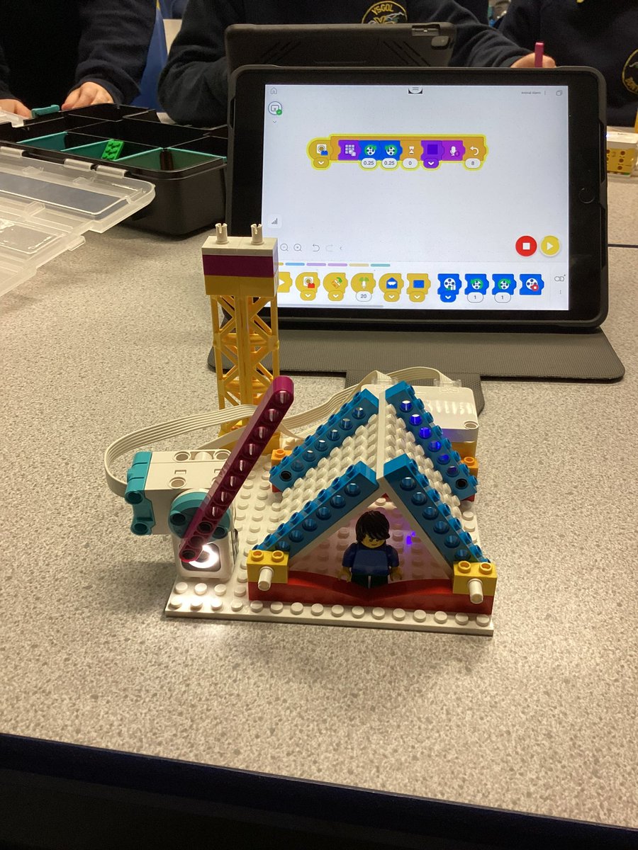 Dysgwyr blwyddyn 4 wedi mwynhau sesiwn Lego Robotics efo <a href="/Technocamps_BU/">Technocamps Bangor</a>.
