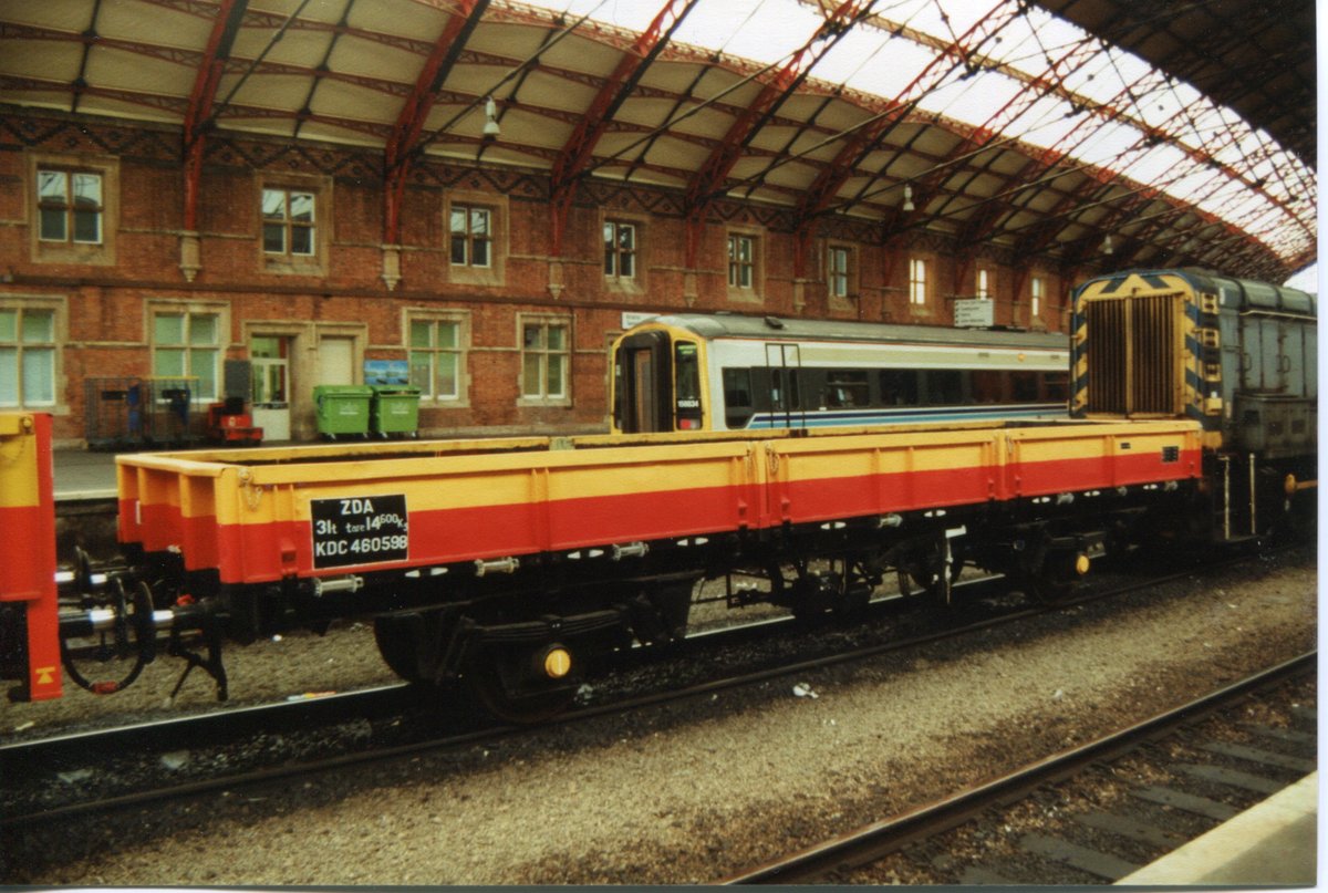 ZDA's KDC460598 and KDC112217 in SATLINK colours at Bristol Temple Meads 19-6-1993. #wagons
<a href="/SalopianLyne/">Richard Bywater</a> <a href="/Ranaroth2/">Ranaroth</a>