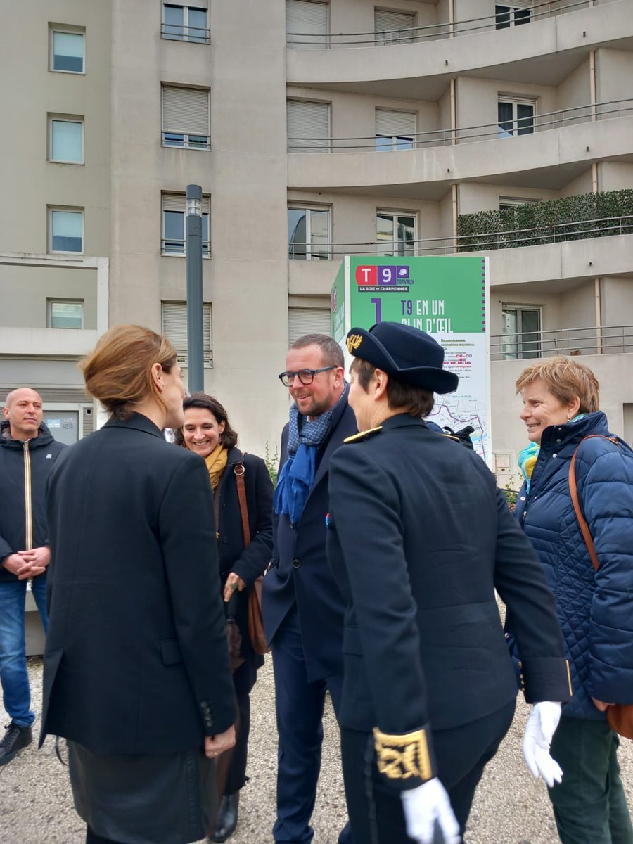 Socialistes et Citoyen·nes Villeurbannais·es (@pscvilleurbanne) on Twitter photo Hier, le Maire <a href="/cvansty/">Cédric VAN STYVENDAEL</a> et <a href="/Athouvenot/">Agnès Thouvenot</a> ont reçu <a href="/juliettemeadel/">Juliette Méadel</a>, Ministre de la Ville, pour une visite des quartiers des Buers et Croix-Luizet. Ces quartiers populaires sont au coeur d'importantes transformations au service des habitants d'aujourd'hui comme de demain. Hier, le Maire <a href="/cvansty/">Cédric VAN STYVENDAEL</a> et <a href="/Athouvenot/">Agnès Thouvenot</a> ont reçu <a href="/juliettemeadel/">Juliette Méadel</a>, Ministre de la Ville, pour une visite des quartiers des Buers et Croix-Luizet. Ces quartiers populaires sont au coeur d'importantes transformations au service des habitants d'aujourd'hui comme de demain.