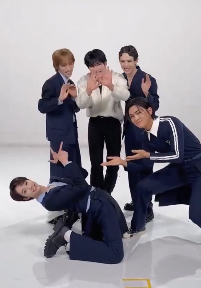 haobinsplanet's tweet photo. throwing up everywhere... they're all so precious https://t.co/Sb2H6HbSAL