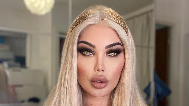 kitsucos's tweet photo. @xhemyd why does the edited version looks like the former ken from barbie (jessica alves)? 😅 https://t.co/gwcEJqAUXQ