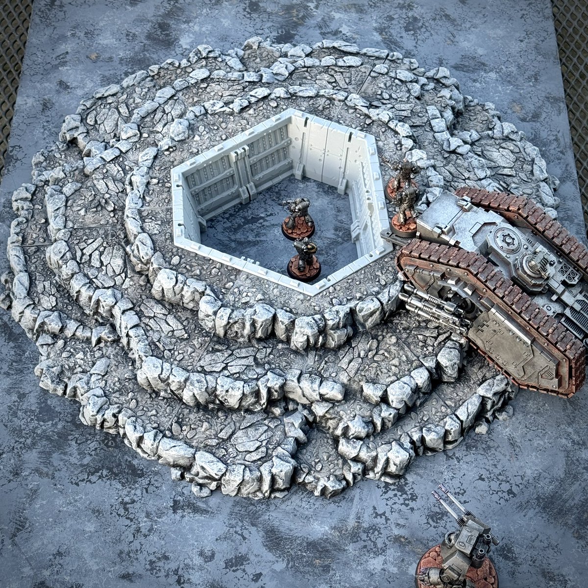 The new Trench Zone corner walls and Sloped Bank corners combine to make a great defensive feature with a smaller footprint.  Even tanks can easily traverse this terrain, so it’s still a very playable part of the table! Link below 👊😈