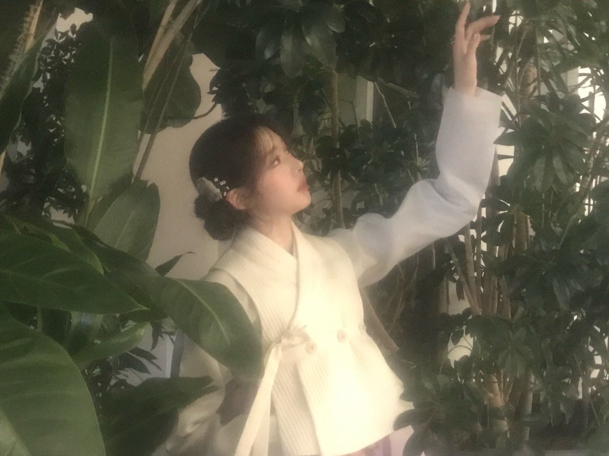 Happy New Year, 𝐌𝐎𝐍𝐒𝗧𝗜𝗘𝐙! ❤️ 2024 was full of firsts, learning, and amazing memories with you. Our first concert is just around the corner, and we can’t wait to kick off 2025 together! Stay healthy, and let’s make this year unforgettable. Love you always!