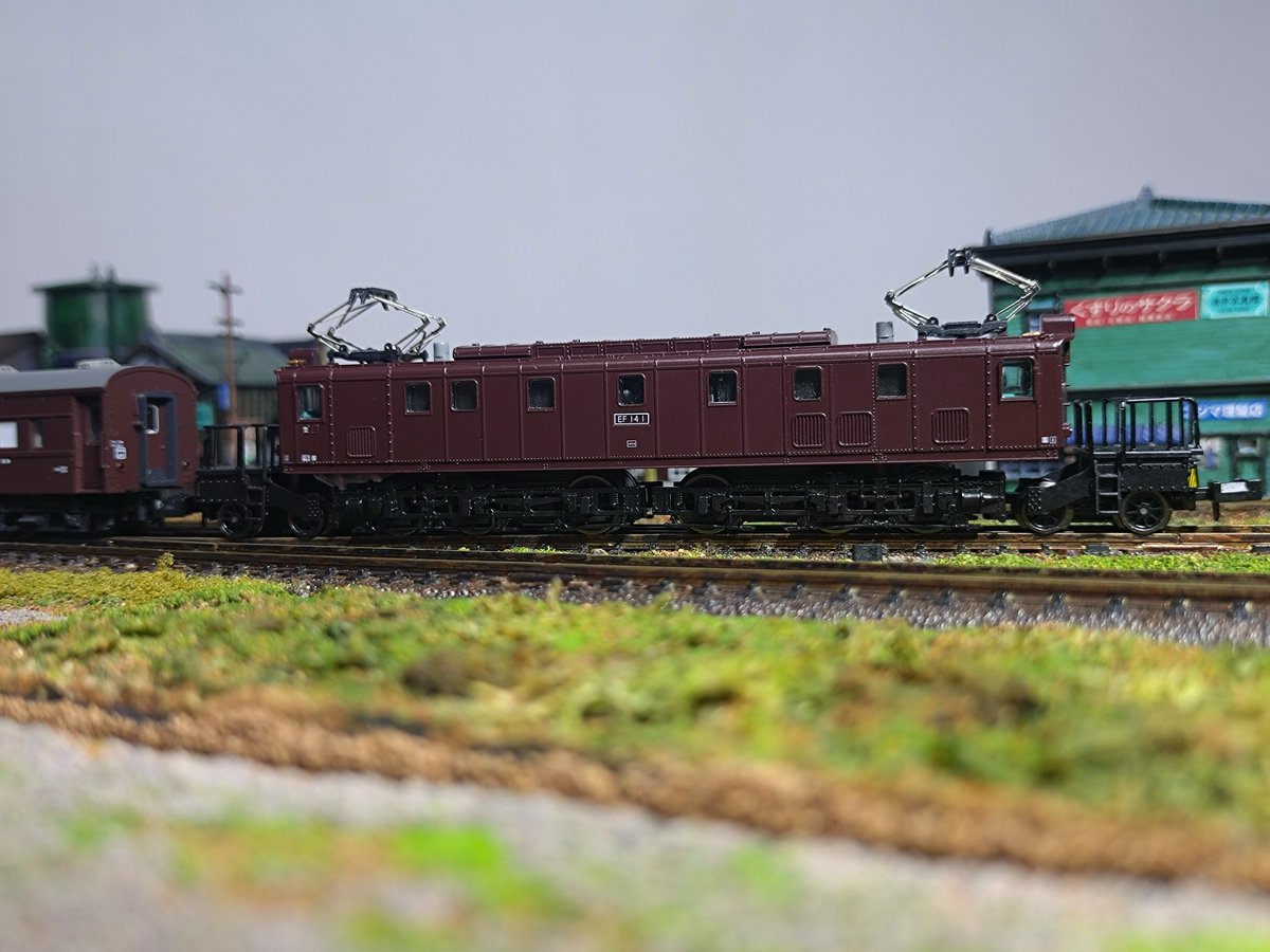 take7700gh5fs's tweet photo. EF14×京阪神緩行線❕ある日の東海道本線❕当初EF52として製造されが高速ギア装備のためすぐEF54に型式変更され、戦争で貨物需要が増加し貨物用として低速ギアに再変更。晩年は大阪駅で入換作業に従事しました。 #マイクロエース #EF14 #モジュールレイアウト #ジオラマ #Nゲージ #鉄道模型 #模型撮り鉄 https://t.co/KIZxGCcbGc