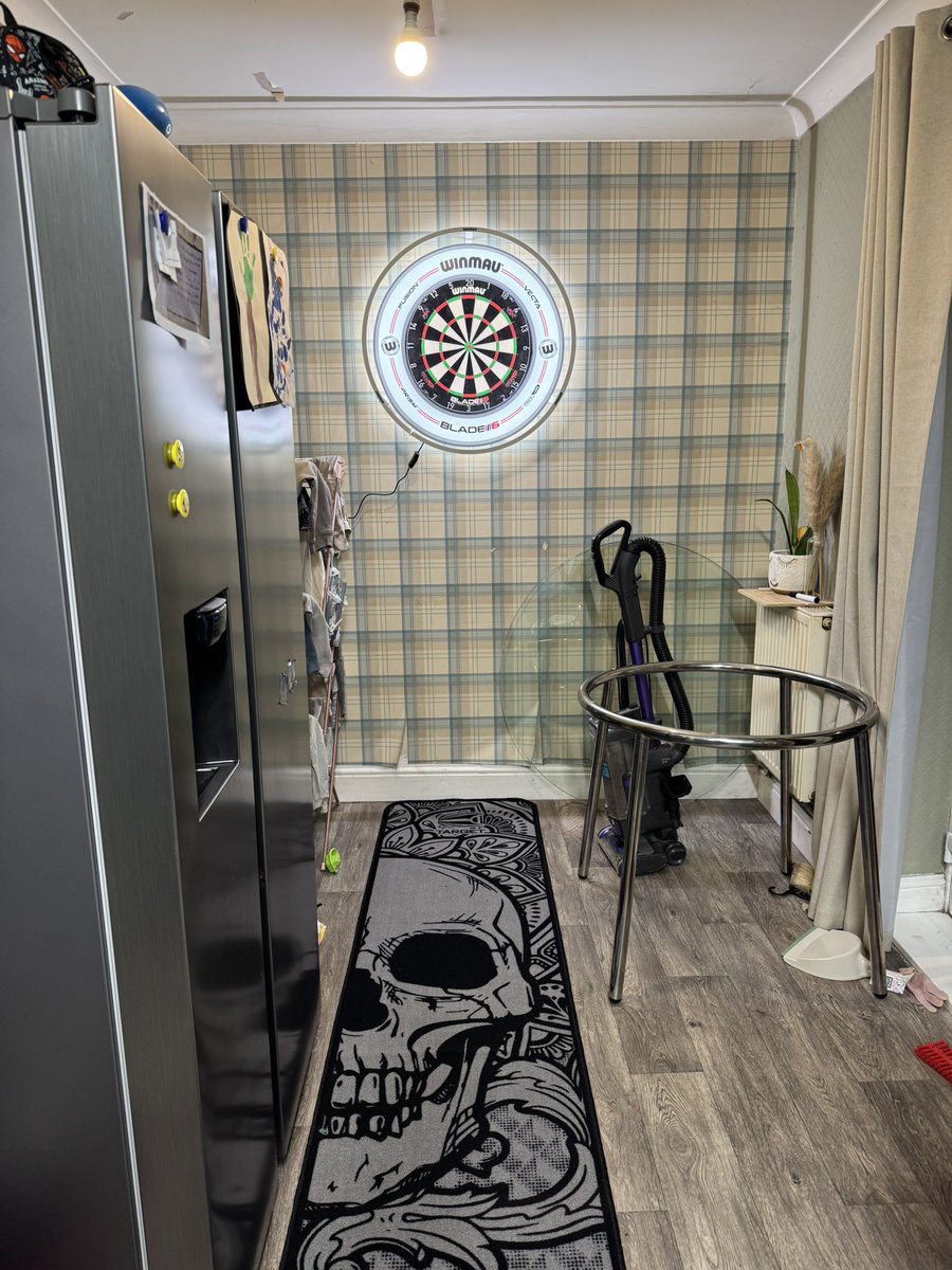SimonElvin's tweet image. Rate the set up? #darts #26 #kitchensetup