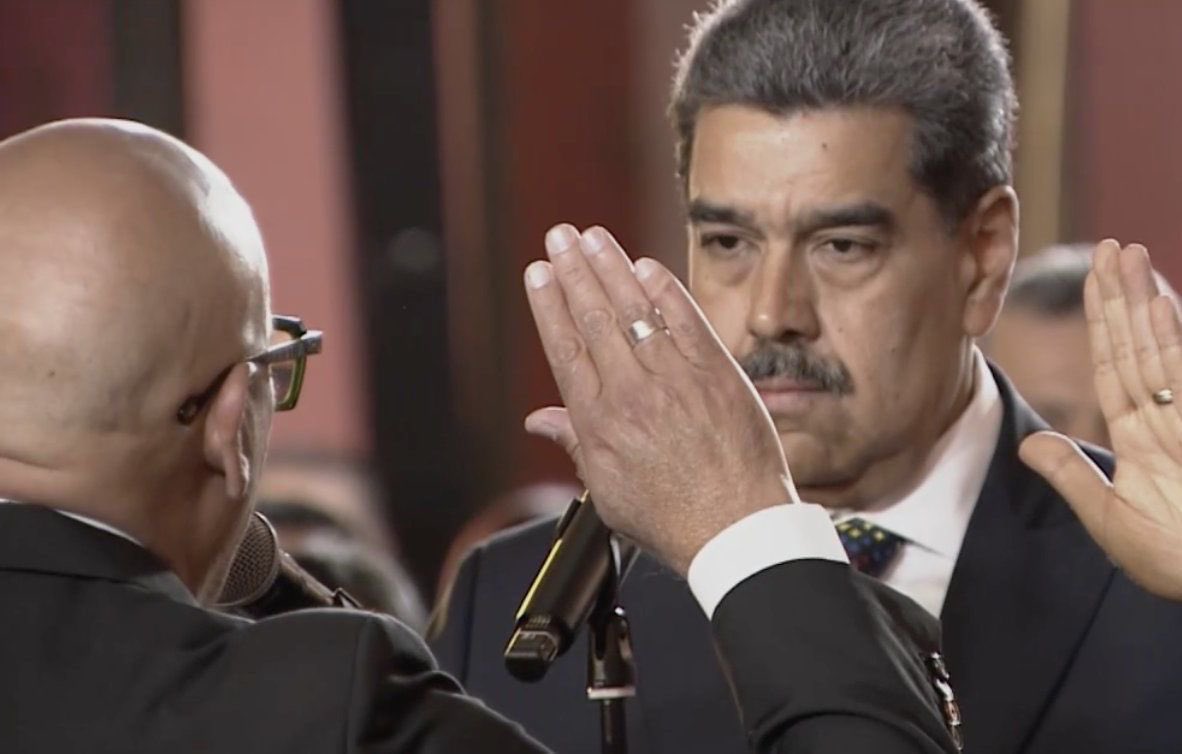 La soledad del tirano.

Autojuramentación express, sin gente y lleno de escoltas.

Venezuela se expresó el 28 de julio y escogió como Presidente Electo a Edmundo González Urrutia.

Hoy el dictador Maduro intenta arrebatar al pueblo su soberanía, pero debe saber lo débil,