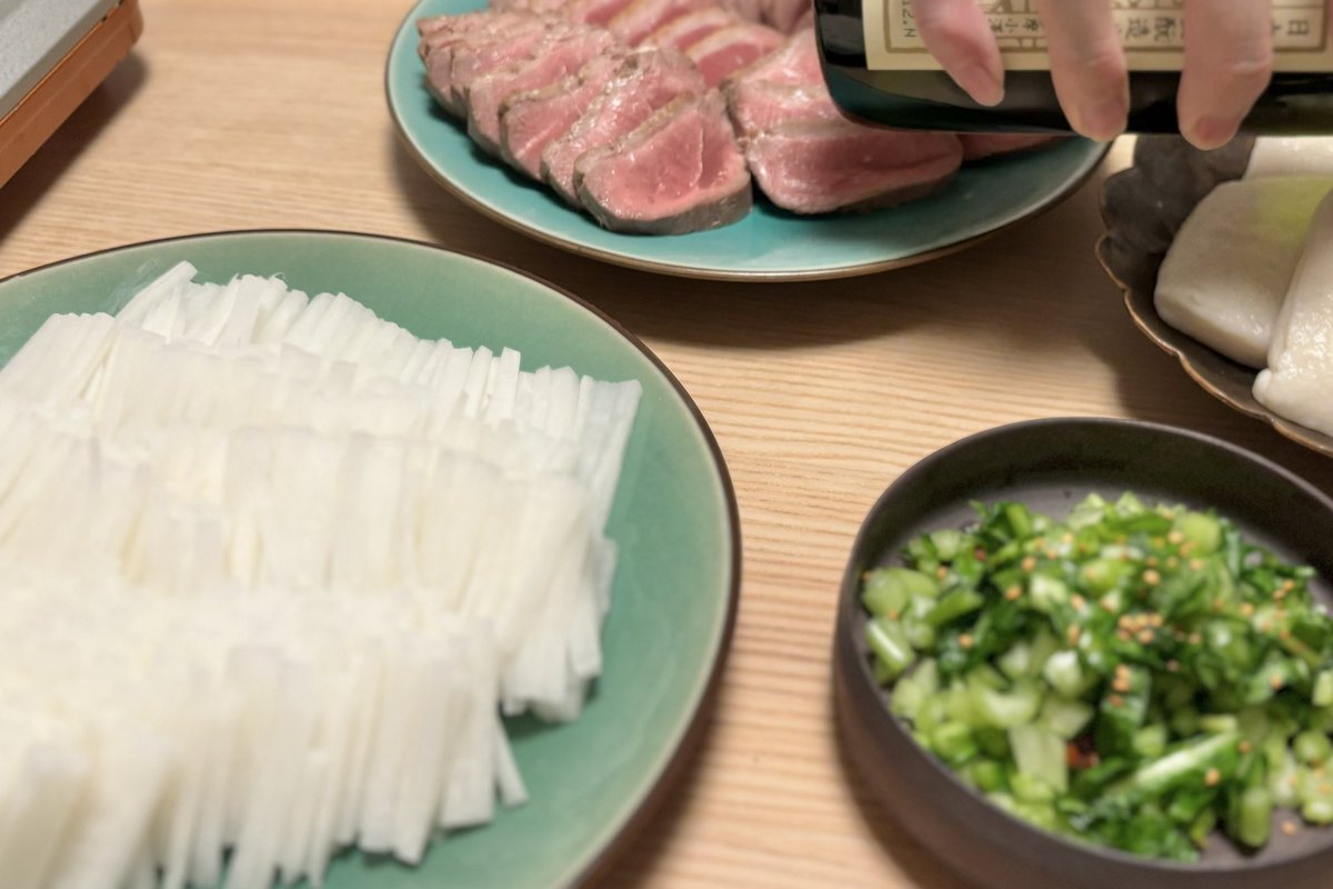 大晦日は今年（去年）も鴨鍋だ！！実家に行っておせちを作る手伝いと引き換えに、父が皮目を焼いた鴨・鴨油で焼いた葱・小田原で買ったはんぺんを持たせてくれる出稼ぎシステム　写真は夫が日本酒をやり始めてる瞬間