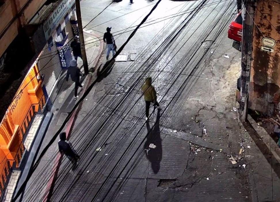 testigomorelos's tweet photo. A través de redes sociales, se reportó la presencia de gente con armas largas en las inmediaciones del mercado Adolfo López Mateos en Cuernavaca, durante la noche de ayer. https://t.co/cG4nL1Ol4e