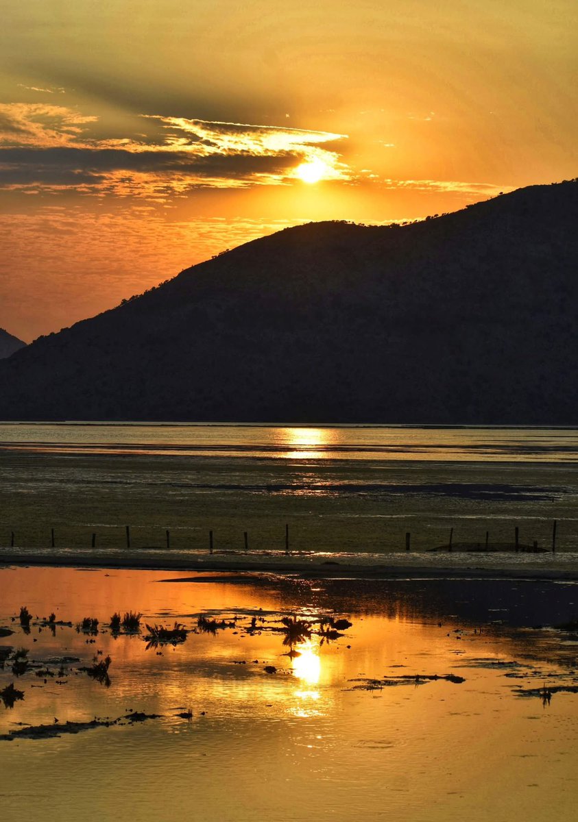 JamesJourney4u's tweet image. Evening falls over Mesologgi, 🇬🇷, painting secrets on the water’s surface. 
Each ripple a story, each shadow a choice. 
In the fading light, are we reflections of the day we lived or whispers of the night to come? #EveningThoughts