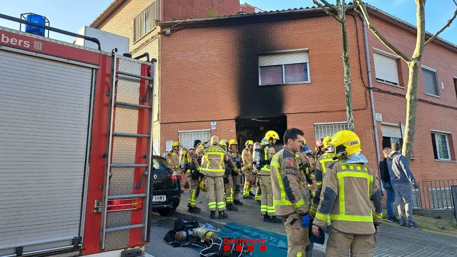 🔴Els Mossos investiguen dos objectes trobats a l'incendi del c/Saragossa que han donat positiu en gasolina. L'origen precís del foc no s'ha pogut esclarir, però la policia ha investigat com a mínim un dels veïns de l'immoble com a sospitós.

▶️radiorubi.cat/news/id/radior…

#Rubicity