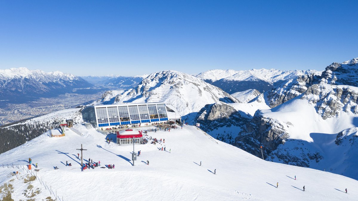 Why choose between a weekend getaway on the slopes or in the city when you can have both?
Innsbruck is where city vibes meet alpine adventure! 🏔️⛷️

📷: Markus Mair (picture 1 &amp; 3)
📷: Tom Bause (picture 2 &amp; 4)

P.s. Nordkette has now also opened up for skiing!