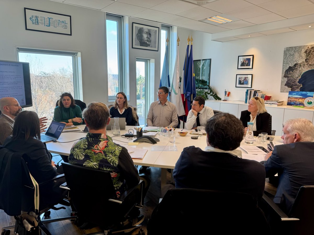 📝Réunion de travail avec <a href="/davidlisnard/">David Lisnard</a> &amp; les équipes de l’Agglo !

Une convention entre <a href="/Mycophyto1/">Mycophyto</a> #LesPetitesFermesdAzur &amp; l’Agglo a été signée pour développer des solutions réduisant les besoins en eau.

L’essai a été mené sur l’exploitation maraîchère de Jean-Charles ORSO.