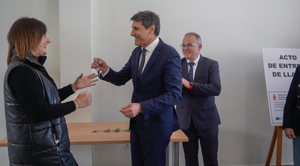 PedroFdezGob's tweet photo. Hoy he participado en la entrega de llaves de viviendas en alquiler asequible a 10 familias en Baza, un ejemplo más de la política de vivienda de @sanchezcastejon en Andalucía 

Momentos como estos, que mejoran la vida de las personas, son los que hacen grande la política https://t.co/zpqoyjChhy
