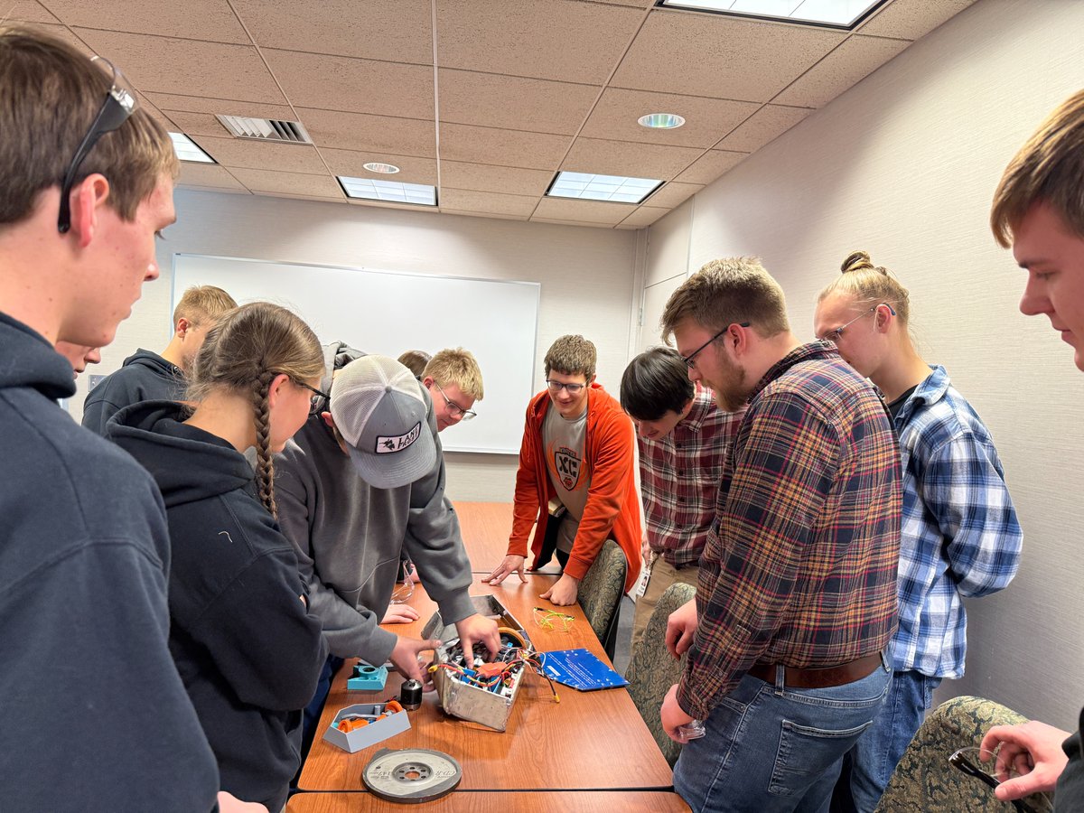 MinsterTech's tweet image. Did you know that about 9 in 10 food and beverage cans are made using a Minster press?
Yesterday the Minster HS battle bot club toured the impressive Nidec Minster plant. Thanks to the Co-Op students for their time &amp;amp; sharing their passion for the cool things they do!