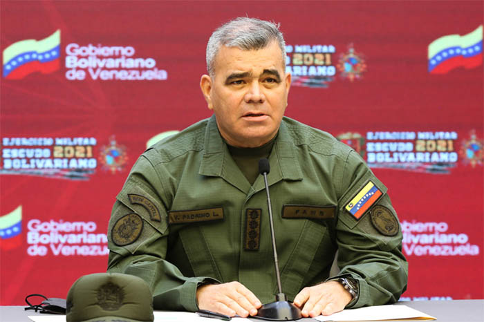 Notable:

Hasta el momento, Padrino López no había sido sancionado porque se le consideraba como parte posible de una transición. Eso se acabó hoy.

Ahora la cabeza de Padrino López, el ministro de la Defensa chavista, cuesta $15 millones.