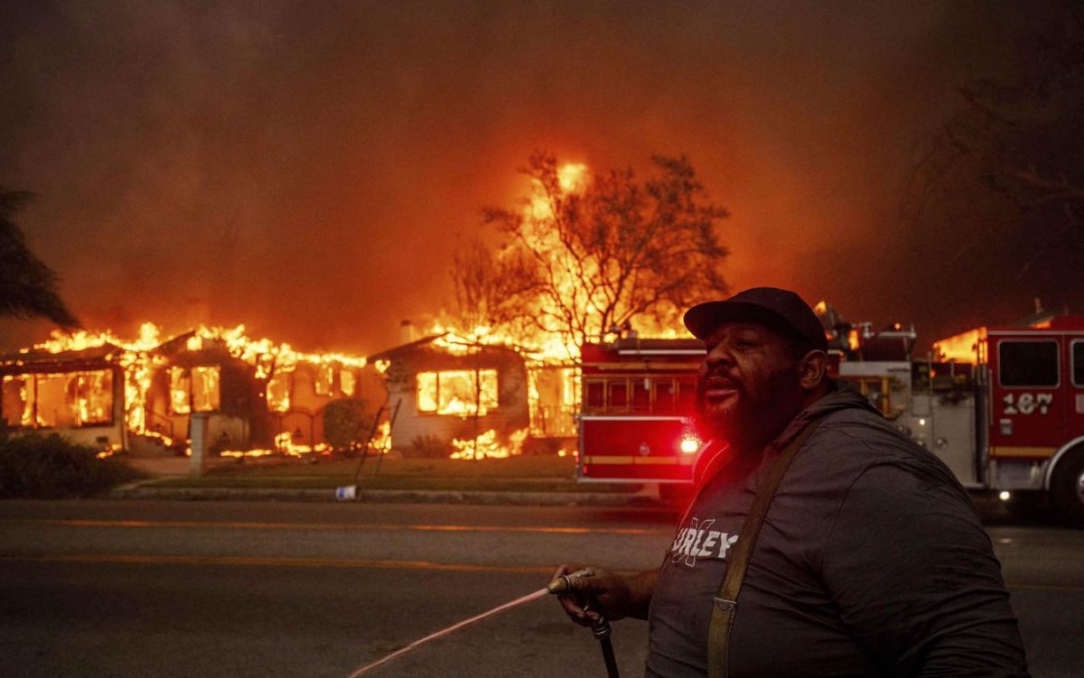 WhiteJoin04's tweet image. U.S. Los Angeles mountain fire approaches Beverly Hills