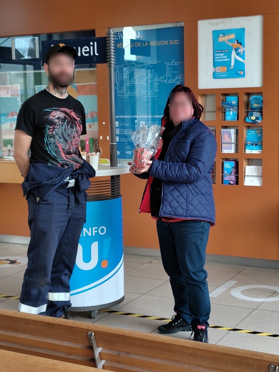 BernardAndrine's tweet photo. 🎉 Le tirage au sort du jeu concours de Noël organisé par @TERSUD_SNCF a été réalisé. 🎁
Abonnés ou occasionnels, les six heureux gagnants ont pu récupérer leurs lots provenant des partenaires @RegardsProvence , @MasDuRoseau , et Marius Bernard @SaintChamas .
Merci à vous. ✨ https://t.co/NU5EDJfmz8