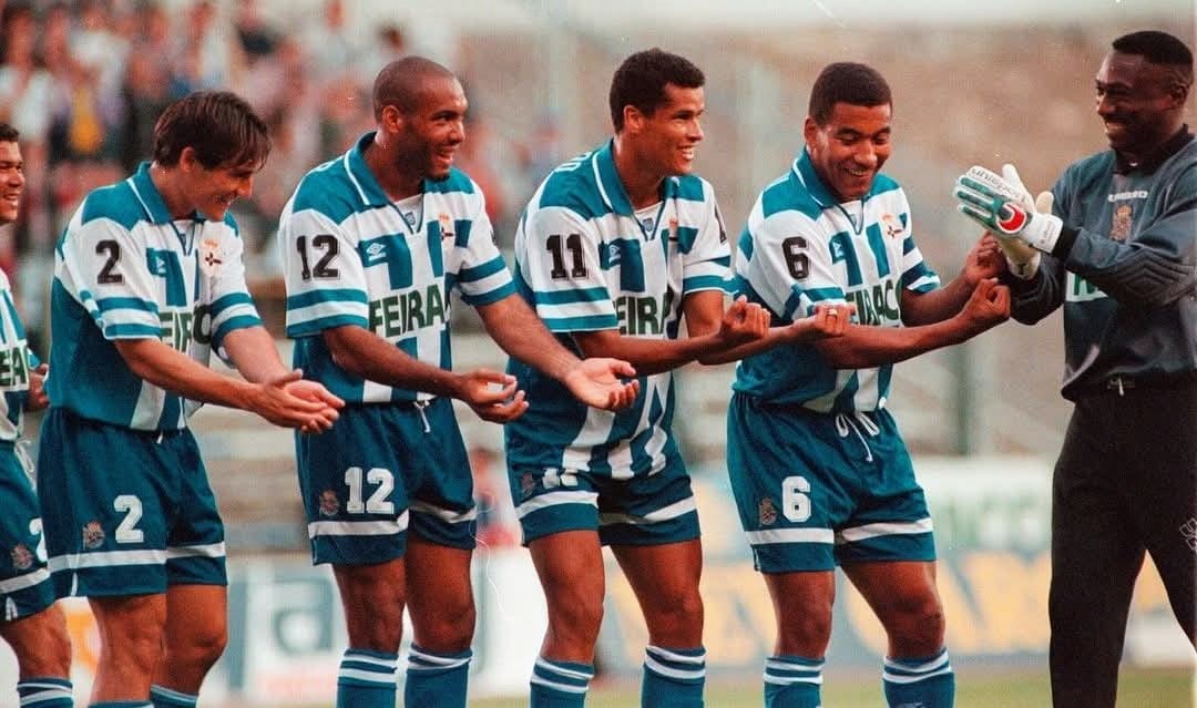 JacquesSongooC's tweet photo. L’unité d’une équipe, les victoires partagées et la joie sur le terrain – voilà ce qui rend le football si spécial. 🔥⚽

#DéportivoLaCoruña #souvenirs https://t.co/NbsMtd0G37