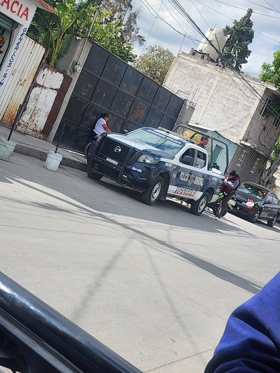 Que tal entregando juguetes solo a los de la lista . Usando vehículos oficiales para labores que no le competen . <a href="/delfinagomeza/">Delfina Gómez A.</a> <a href="/azucenacisneros/">Azucena Cisneros</a> #lascroquetasdelbienestar
#Corruptos #Ecatepec