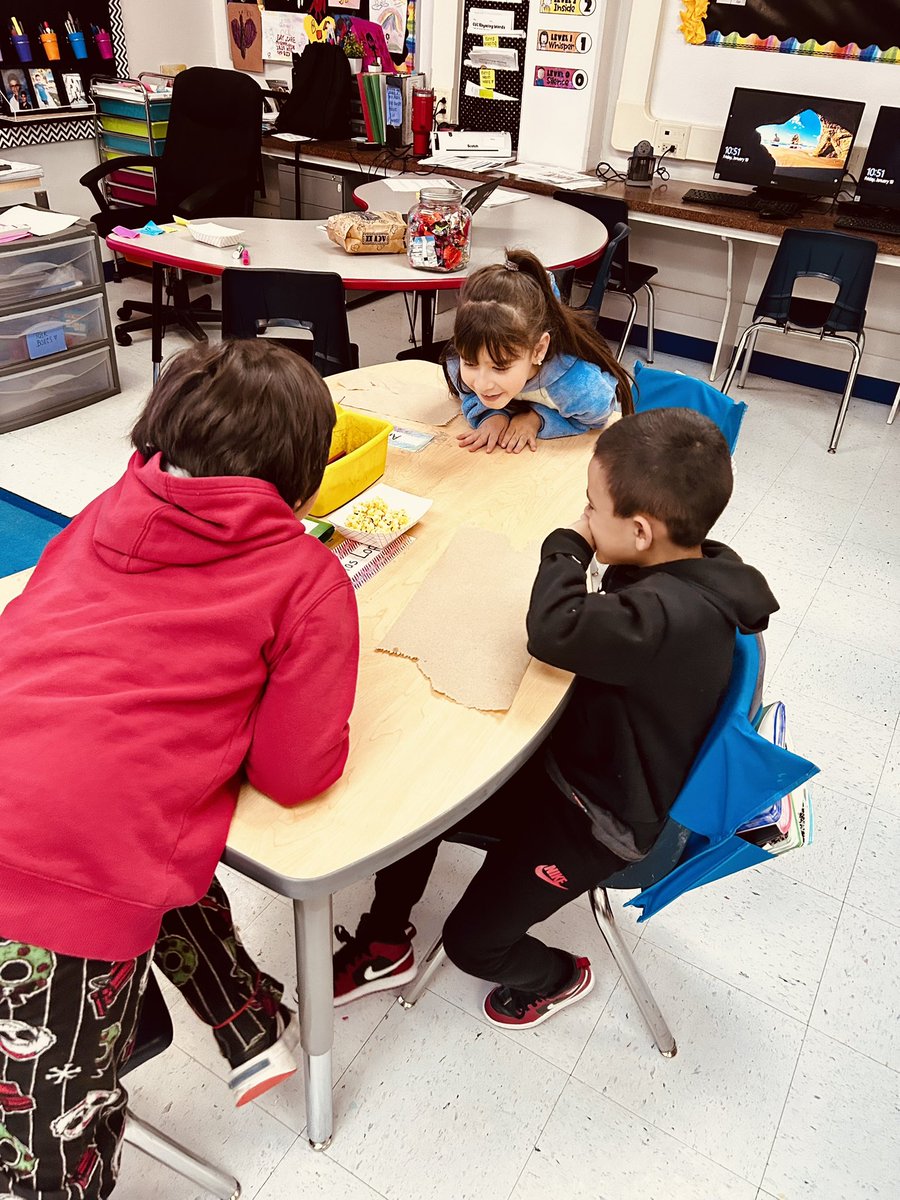 dmorales_HDHES's tweet photo. Today, we had a blast working on our five senses using popcorn! The students were so engaged and excited as they explored the different ways we can use our senses to experience the world. 👂👀👅💥😍❤️ #TEAMSISD #PASUNIT #ALLIN https://t.co/gqXIaBZ5U6