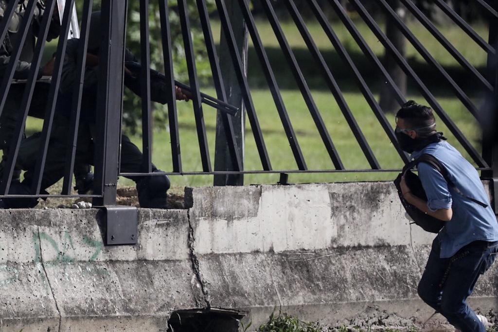 Santiago_Romero's tweet photo. @QuinteroCalle Los venezolanos lo hemos hecho y dado todo por salir de la tiranía, a pesar del silencio cómplice de muchos o del intento de ser ninguneados por fracasados políticos como tú.

Ante el chavismo callas, pero en democracia contra tus adversarios ahí sí eres bocón.

Payaso. https://t.co/ECQv14rSQQ