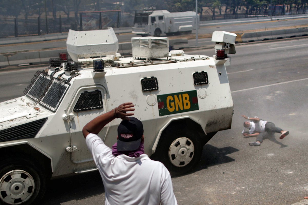 Santiago_Romero's tweet photo. @QuinteroCalle Los venezolanos lo hemos hecho y dado todo por salir de la tiranía, a pesar del silencio cómplice de muchos o del intento de ser ninguneados por fracasados políticos como tú.

Ante el chavismo callas, pero en democracia contra tus adversarios ahí sí eres bocón.

Payaso. https://t.co/ECQv14rSQQ