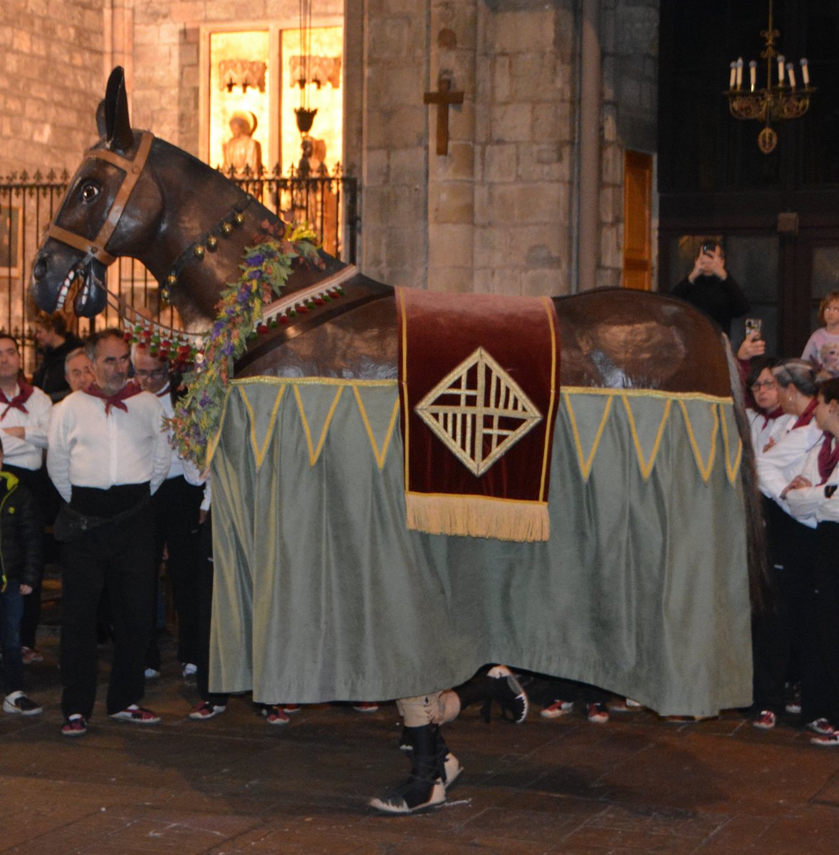Aquest dissabte la Mulassa ballarà per primer cop en els seus més de 450 anys d'història al Saló de Cent de l'Ajuntament de Barcelona, la sala més noble de la ciutat! Ho farà en el marc del pregó dels 200 anys dels Tres Tombs de Sant Antoni a Barcelona!