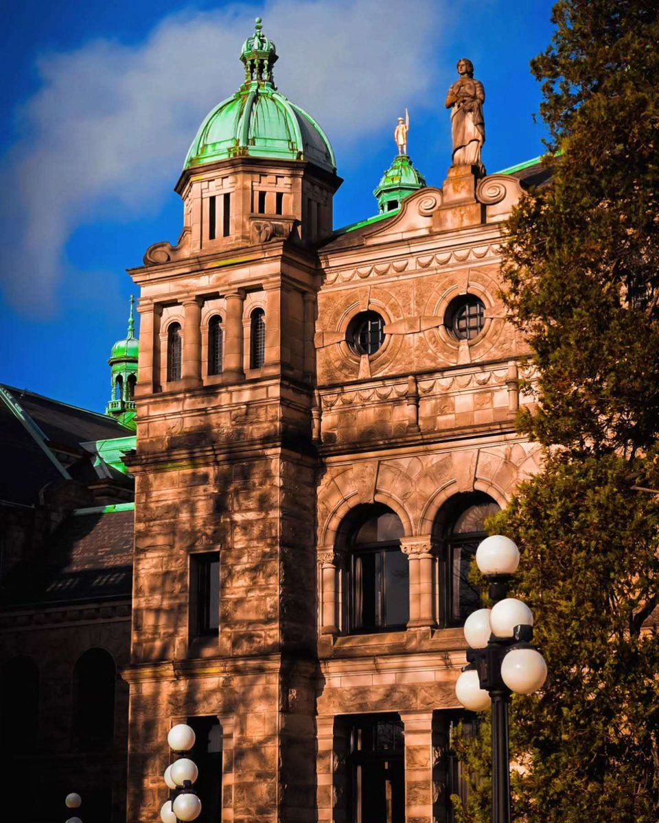 Stealing the spotlight with its stunning glow. ✨🏛️ 
--------- 
📍BC Parliament Buildings 
📸 slowtravelescape (Instagram)