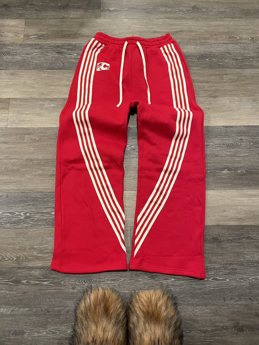 Jaylavay's tweet photo. STARC3 Racer Sweatpants 😍
Apart of 2025 line up. 
Come in Black as well 
S - XL 
100% Cotton / 400 GSM
4 Cream Inward Curving Lines
Outer Drawstrings

#fypppppppppppppppppppppppppppppppppppppppppppppppppppppppppppppppppppppp #streetwearfashion #straightleg #charlotte #us https://t.co/ZDJIiaMg1x