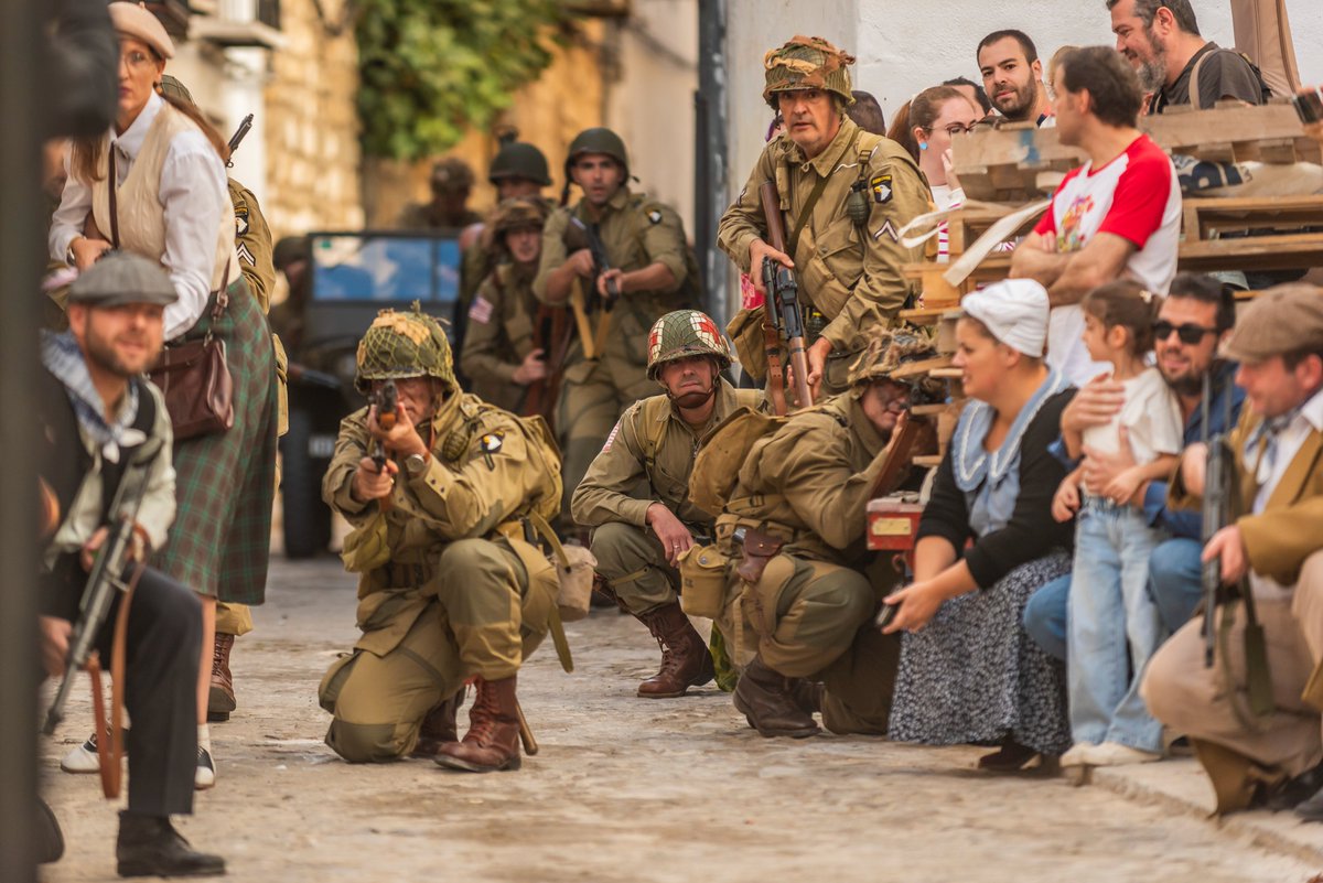 💥Os dejamos una galería de fotos de la recreación de la Batalla de Carentan que tuvo lugar en la pasada edición del Certamen.

📸Las fotografías son de nuestro compañero y fotógrafo Antonio Ángel.

#certamennovelahistoricaubeda #novelahistoricaubeda #recreacionhistorica