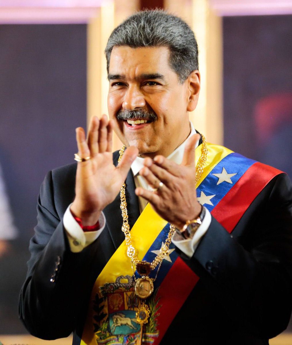#EnVivo || Toma de Posesión período 2025-2031 / Presidente <a href="/NicolasMaduro/">Nicolás Maduro</a>: Si no hay pueblo no hay democracia, no hay República, para nosotros el pueblo no es un número, dato, encuesta, es un ser viviente, actuante y la Constitución lo reza con mucha claridad. Esa oligarquía