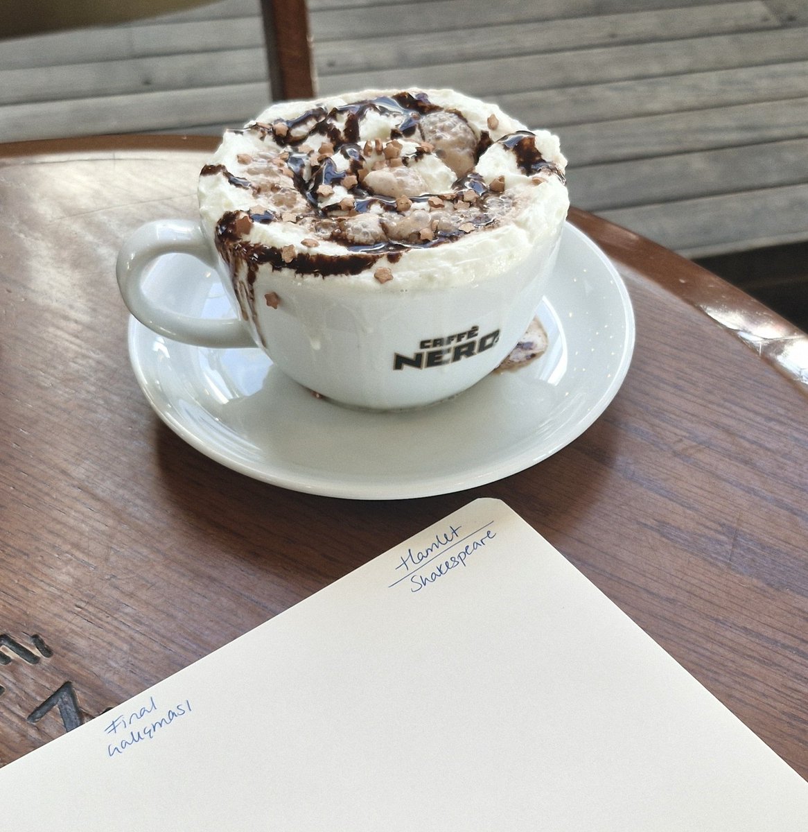 Şu sıralar yorgun bir finaller savaşçısıyım, finaller var tek aklımda. Çene ağrım da geçti gibi. Stres yapmaya değmez arkadaşlar.