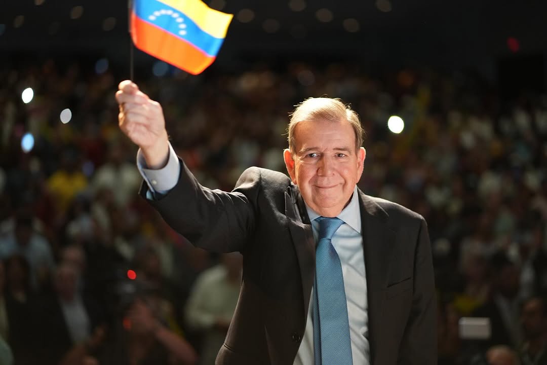 hackervnzl's tweet photo. Paciencia y fe Venezuela en pocas horas llegará lo que estábamos esperando 👏 recuerden hoy 10 de enero nuestro presidente es @EdmundoGU  cuantos apoyan hasta el final? 👍 https://t.co/aSbEv9wRf8