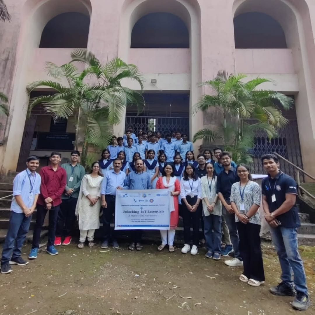 NSS_VIIT_PUNE's tweet photo. "🌟 EMPOWERING THE FUTURE 🌟
When NSS meets IEEE, innovation and service collide! Together, we're shaping a brighter tomorrow through technology and community. 💡🤝
#Innovation #Teamwork #FutureReady" https://t.co/N4maOngJhp