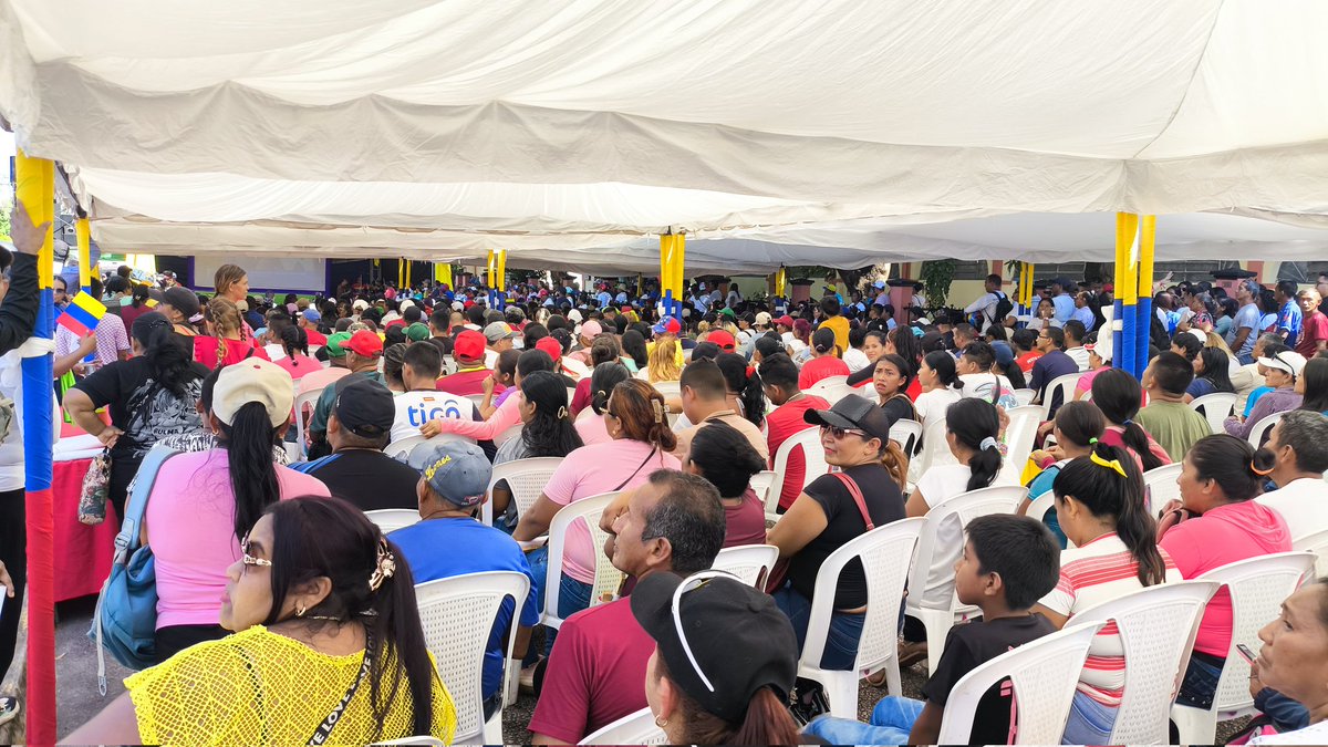 PSUV AMAZONAS (@psuvamazonas_) on Twitter photo 🇻🇪AMAZONAS.
10#E JURAMENTACIÓN | Pueblos Indígenas desde la Selva concentrados en la plaza Bolívar de puerto Ayacucho, acompañando la Juramentación del Presidente Obrero Constitucional Nicolás Maduro Moros.
<a href="/PartidoPSUV/">PSUV</a>
<a href="/NicolasMaduro/">Nicolás Maduro</a>
<a href="/ConElMazoDando/">Con el Mazo Dando</a>
Nosotros VENCEREMOS. 🇻🇪AMAZONAS.
10#E JURAMENTACIÓN | Pueblos Indígenas desde la Selva concentrados en la plaza Bolívar de puerto Ayacucho, acompañando la Juramentación del Presidente Obrero Constitucional Nicolás Maduro Moros.
<a href="/PartidoPSUV/">PSUV</a>
<a href="/NicolasMaduro/">Nicolás Maduro</a>
<a href="/ConElMazoDando/">Con el Mazo Dando</a>
Nosotros VENCEREMOS.