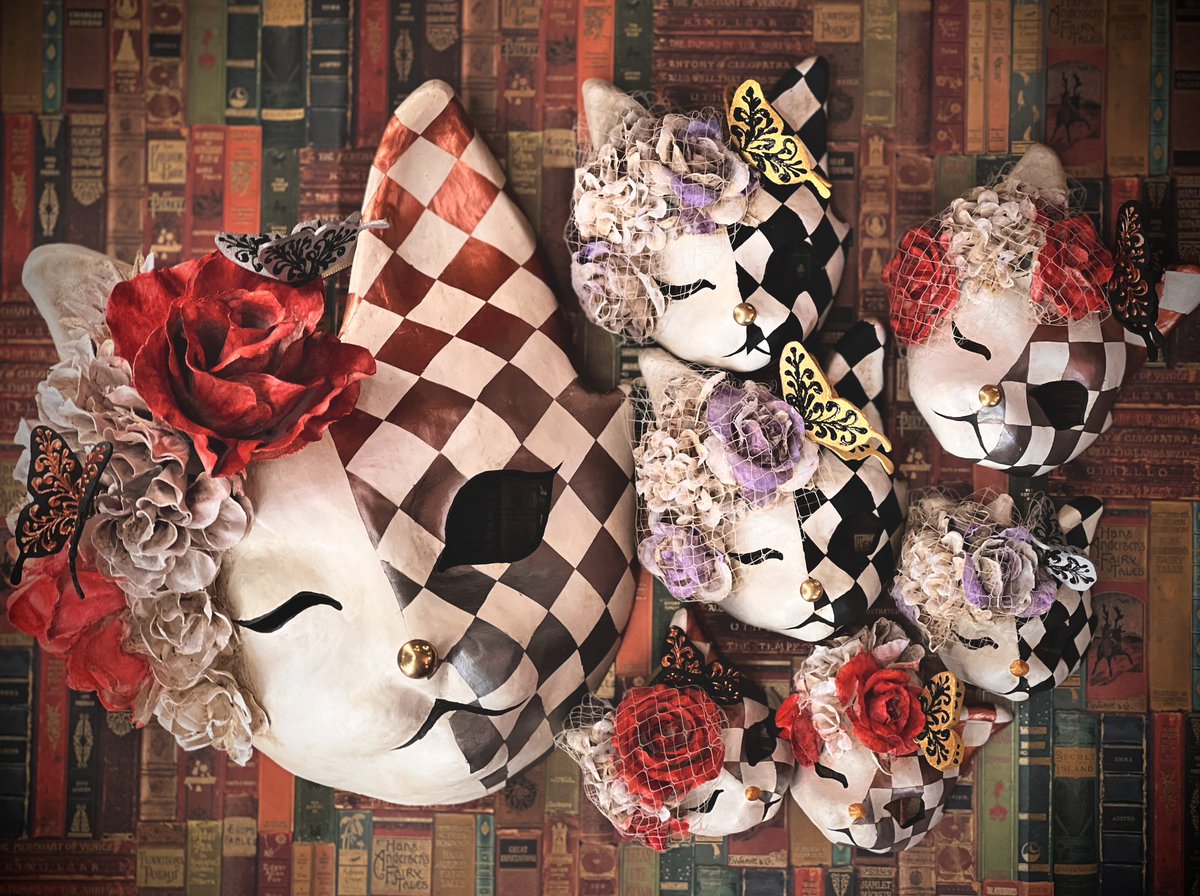 mariedera's tweet photo. 年明け一つ目の完成。
人間サイズとSD/Blytheサイズ、MSDサイズを受注で作ってました。
人間サイズに大きい花盛って塗装するの大変で実ははすごく苦手
前にこのデザイン作ったときはチュールネットがポイントです！！って個人的に思ってたけど今思うと、いらんくね？って思ったので無しのも作った🙃 https://t.co/lcXNqJgQHI