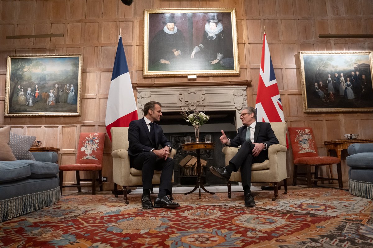 FranceintheUK's tweet photo. On 9 January 2025, French President @emmanuelmacron met UK Prime Minister @keirstarmer at Chequers. 

➡️On the agenda: international issues such as Ukraine, the Middle East, strengthening UK-EU relations, and preparations for the upcoming Franco-British summit.

#diplomacy https://t.co/aAcEYWWTw1