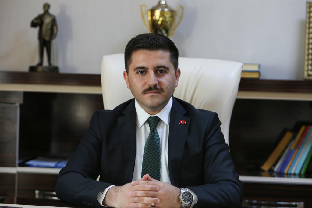 RahimBulut8's tweet photo. Başta oğlum Van/Özalp Kaymakamı Rahmi Bulut olmak üzere ülkemizin her köşesinde vatanımız için gece gündüz çalışan ve vatandaşa hizmet eden tüm idarecilerimizin 10 Ocak İdareciler Gününü kutluyor görevlerinde muvaffakiyetler diliyorum. https://t.co/gN6XPEcs7j