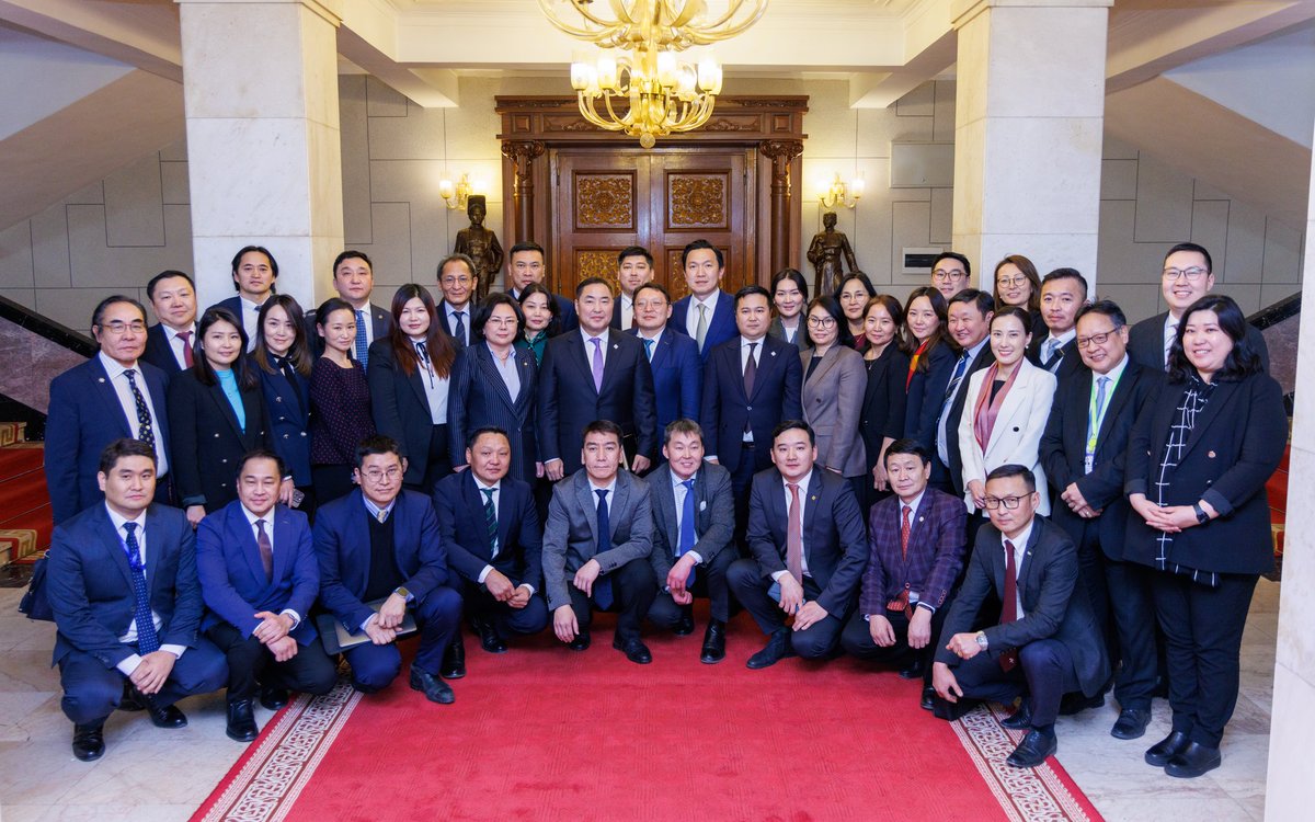 УРАНАА АШИГЛАХ ДУУСДАГГҮЙ ЯРИАГ ДУУСГАЛАА

1998 оноос эхэлсэн дуусдаггүй яриаг дуусгаж, авлига ашиг сонирхлын дунд 28 жил гацсан Л.Оюун-Эрдэнийн Засгийн газрын 14 мега төслийн нэг Монгол – Францын уран олборлох төслийн хөрөнгө оруулалтын гэрээ УИХ-ын босго давлаа.

Монголчууд