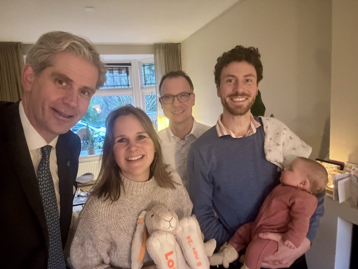 Vanmiddag bezocht ik samen met onze Statengriffier <a href="/BerendSepers/">Berend Sepers</a> ons @pvdazh <a href="/GroenLinksZuidH/">GLZH</a> Statenlid Marleen Maat en haar partner Geert in verband met de geboorte van hun dochter Lore 2 maanden geleden. Wat een heerlijke baby! Van harte gelukgewenst! <a href="/PSZuid_Holland/">PS Zuid-Holland</a>