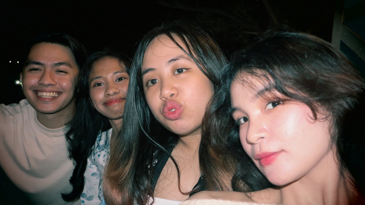 clnjjk's tweet photo. happy breakdown day charis happy bday des! magpsalamat k kasi pumunta kami! charot https://t.co/oQfsZN6nEJ