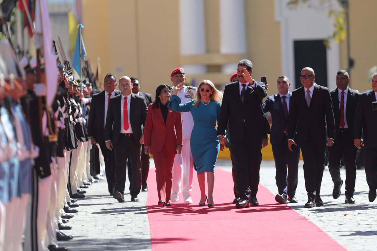 Con el Mazo Dando (@conelmazodando) on Twitter photo #EnVivo Presidente <a href="/NicolasMaduro/">Nicolás Maduro</a>: Los vamos seguir derrotando con la ley, con la Constitución y la justicia.
#VictoriaPopularPorLaPaz #10Ene #EnVivo Presidente <a href="/NicolasMaduro/">Nicolás Maduro</a>: Los vamos seguir derrotando con la ley, con la Constitución y la justicia.
#VictoriaPopularPorLaPaz #10Ene
