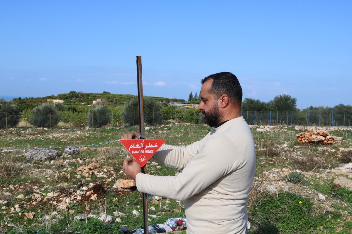 Our NTS and Rapid Response team are actively assessing and marking hazardous areas to warn people about the hidden dangers of war remnants.
تقوم فرق المسح غير التقني (NTS) وفريق الاستجابة السريعة باستطلاع المناطق الخطرة وتسييجها لتحذير المجتمع من المخاطر الخفية لمخلفات الحرب.