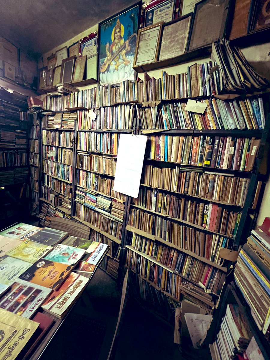 Fire_and_Move's tweet image. Approx 25000 Hindi Books in his home library. My Nana is probably the greatest Hindi laureate alive.