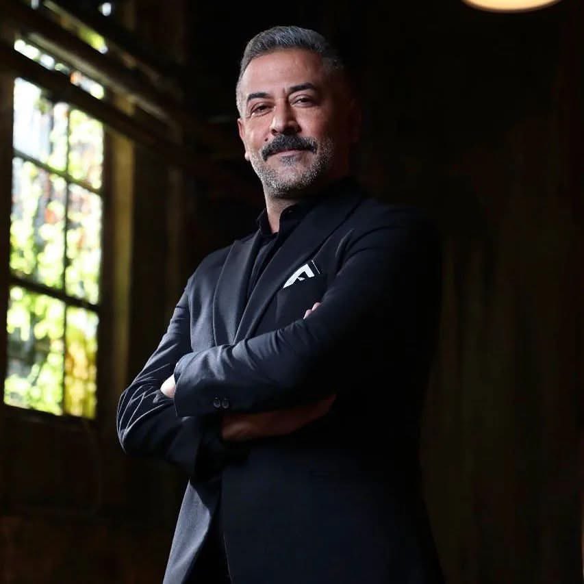 تعرض الفنان عبد المنعم عمايري للضرب الشديد من قبل عناصر هيئة تحرير الشام حتى فقد وعيه.