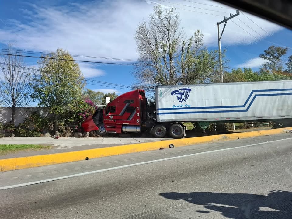 Atienden accidente automovilístico sobre la carretera Calpulalpan-Texcoco, a la altura del Batán, con dirección a Texcoco. 

#Edomex #Texcoco