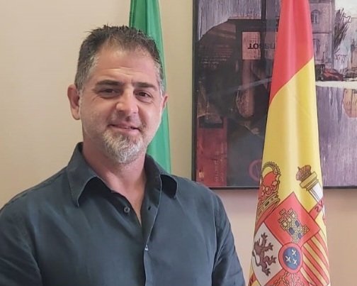 Este ultraderechista se llama Arturo Torres Escamilla. Fue portavoz de VOX en Huércal de Almería y teniente de alcalde gracias al apoyo del PP. Hoy ha sido condenado a 9 años de prisión por abusos sexuales reiterados a una niña de 12 años a la que drogaba. Que se vea bien su cara