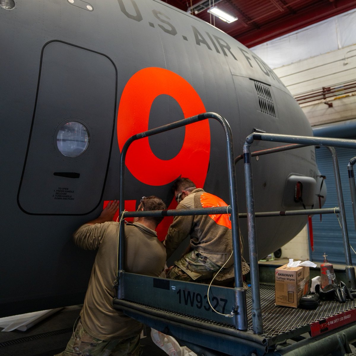 USArmy's tweet photo. More than 880 National Guard members from the @TheCalGuard, @NVNationalGuard, and @wyoguard are supporting multiple firefighting efforts as wildfires rage across the Los Angeles Basin and Southern California. 

🔗https://t.co/fZl9uttNi2 https://t.co/mx8ZkWRpoA https://t.co/BW4yDL4BOp