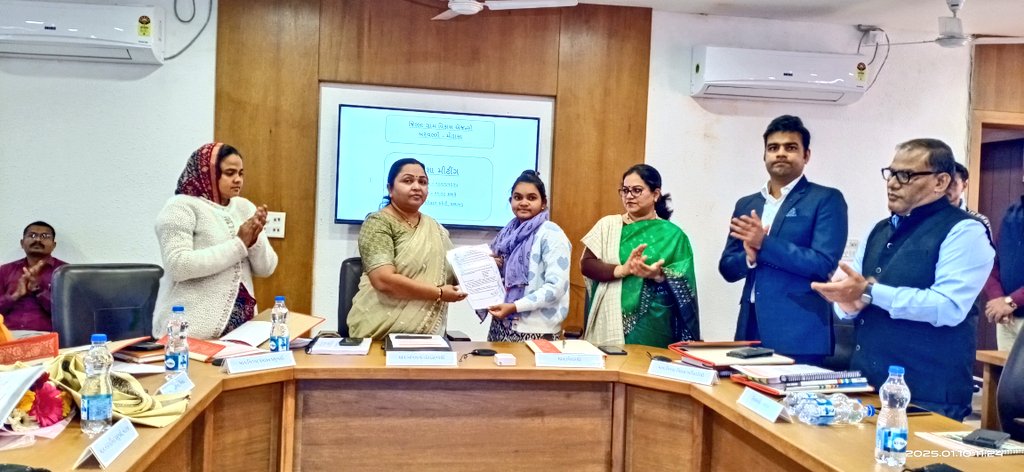 Collector & District Magistrate, Arvalli (@collectorarv) on Twitter photo માન. સાસંદ સભ્યશ્રી <a href="/Shobhanaben_MP/">Shobhanaben Mahendrasinh Baraiya</a> હસ્તે
પાલનપુર તા.મોડાસા, ગડાદર તા.ભિલોડામાં સ્વામિત્વ યોજના અંતર્ગત ૨ ગામના પ્રોપર્ટી કાર્ડનું વિતરણ તથા જિ.સમાજ કલ્યાણ શાખા દ્વારા કુંવરબાઈનું મામેરું યોજનાના લાભાર્થીને મંજૂરી આદેશનું વિતરણ કરવામાં આવ્યું.
<a href="/CMOGuj/">CMO Gujarat</a> <a href="/revenuegujarat/">Revenue Dep. Gujarat</a> માન. સાસંદ સભ્યશ્રી <a href="/Shobhanaben_MP/">Shobhanaben Mahendrasinh Baraiya</a> હસ્તે
પાલનપુર તા.મોડાસા, ગડાદર તા.ભિલોડામાં સ્વામિત્વ યોજના અંતર્ગત ૨ ગામના પ્રોપર્ટી કાર્ડનું વિતરણ તથા જિ.સમાજ કલ્યાણ શાખા દ્વારા કુંવરબાઈનું મામેરું યોજનાના લાભાર્થીને મંજૂરી આદેશનું વિતરણ કરવામાં આવ્યું.
<a href="/CMOGuj/">CMO Gujarat</a> <a href="/revenuegujarat/">Revenue Dep. Gujarat</a>